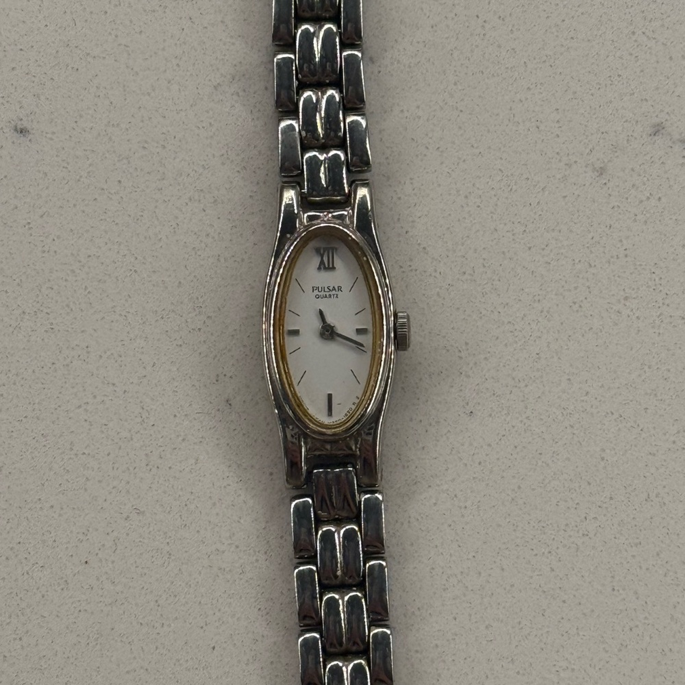 Vintage Rare Oval Thin Pulsar Silver Tone Stainles V220-6190 Dainty Petite Watch